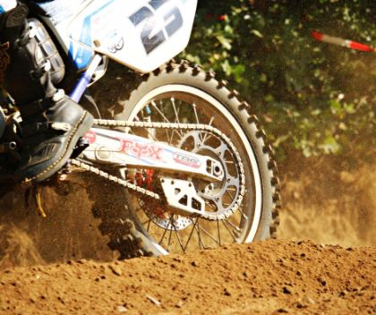 Serre di Rapolano scalda i motori con le moto da enduro. Dal 4 al 6 ottobre arriva Stone Extreme con gare e tanti eventi